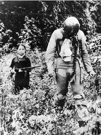 Chiến tranh Việt Nam qua ống kính nước ngoài - 7 Ngày 5/10/1967: Nữ du kích dẫn giải phi công Mỹ sau khi máy bay của anh ta bị bắn hạ ở gần Hà Nội
