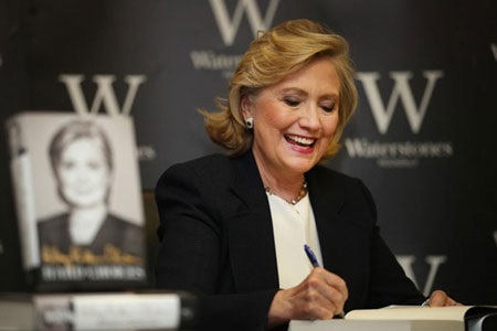 Hồi ký Hillary Clinton: Việt Nam là cơ hội chiến lược độc đáo - 1 Bà Hillary Clinton và cuốn hồi ký “Hard Choices”. (Ảnh: