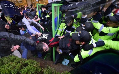 Người biểu tình đụng độ cảnh sát Hàn Quốc (Ảnh: