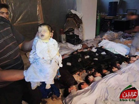 Thùng bom chứa khí clo trong vụ tấn công làng Sarmin. Ảnh: Reuters