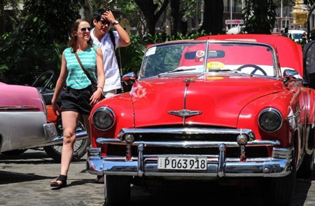 Quan hệ khởi sắc, người Mỹ rục rịch khám phá Cuba - 3 Du khách Mỹ thích thú đi xe ngựa thăm quan thủ đô Havana