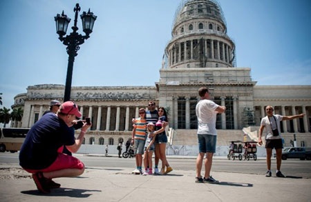 Quan hệ khởi sắc, người Mỹ rục rịch khám phá Cuba - 8 Du khách Mỹ thích thú đi xe ngựa thăm quan thủ đô Havana