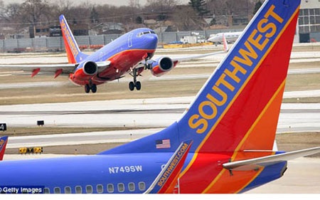 Nổi điên đâm bạn đồng hành trên máy bay vì ngáy to