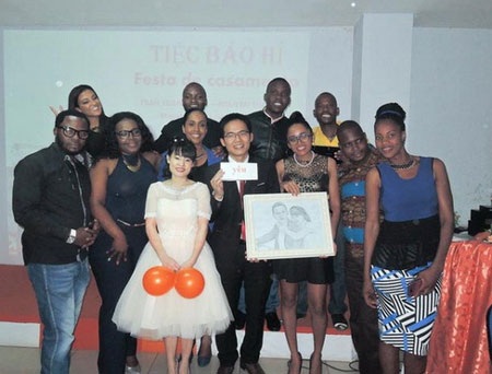 Đám cưới đầu tiên của người Việt ở Mozambique: Giản dị và ấm cúng - 1 Bức ảnh kỷ niệm ngày cưới chụp cùng các đồng nghiệp người Mozambique. (Nguồn: