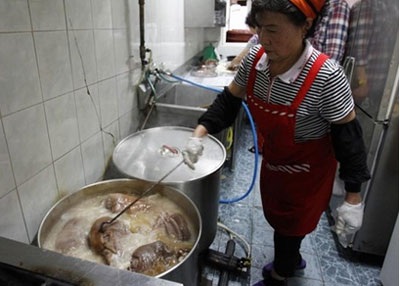 Hàn Quốc vận động người dân từ bỏ thịt chó thế nào? - 1 Bên trong một nhà hàng thịt chó ở Hàn Quốc