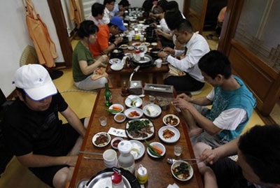 Hàn Quốc vận động người dân từ bỏ thịt chó thế nào? - 2 Người dân Hàn Quốc thường ăn thịt chó vào dịp Boknal để hạ hỏa