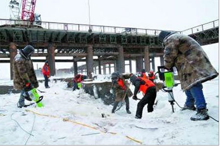 Công nhân Trung Quốc trên công trường xây dựng cầu đường sắt tại Hắc Long Giang. (Nguồn: