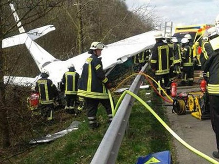 Đức: Máy bay đâm xuống đường cao tốc, ít nhất 1 người chết - 1 Máy bay đâm vào rào chắn, 1 người chết 3 người khác bị thương