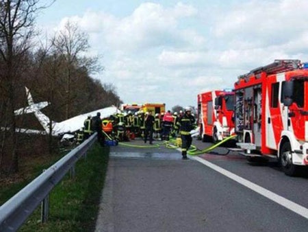 Đức: Máy bay đâm xuống đường cao tốc, ít nhất 1 người chết - 2 Toàn bộ khu vực gần hiện trường đã được phong tỏa