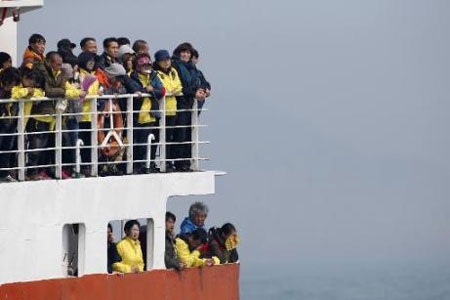 Hàn Quốc tưởng niệm một năm thảm họa phà Sewol - 1 Người thân của các nạn nhân trên con tàu ngoài khơi đảo Jindo. (Ảnh: