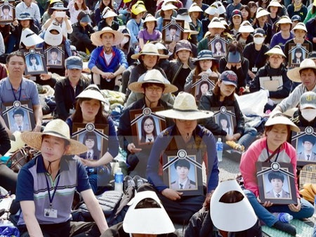 Hàn Quốc tưởng niệm một năm thảm họa phà Sewol - 2 Người thân của các nạn nhân trên con tàu ngoài khơi đảo Jindo. (Ảnh: