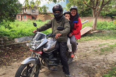 Động đất Nepal qua trải nghiệm của cậu bé 10 tuổi: 'Mẹ ơi, họ sẽ sống ở đâu?' - 3 Một ngôi nhà đổ nát sau trận động đất hôm 25/4