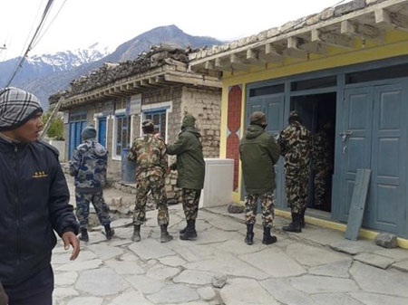 Thư Nepal: Từ những đau thương! - 2 Quân đội và cảnh sát đang giúp người dân di tản ra khỏi những ngôi nhà có thể sập. (Ảnh: