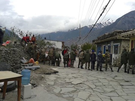 Thư Nepal: Từ những đau thương! - 3 Quân đội và cảnh sát đang giúp người dân di tản ra khỏi những ngôi nhà có thể sập. (Ảnh: