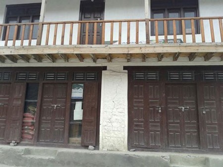 Thư Nepal: Từ những đau thương! - 4 Một ngôi nhà trống hoác vì chủ nhân đã di tản. (Ảnh :