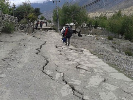 Thư Nepal: Từ những đau thương! - 5 Những con đường ở Jomson bị xé nát do ảnh hưởng động đất, dù ở xa tâm chấn. (Ảnh :
