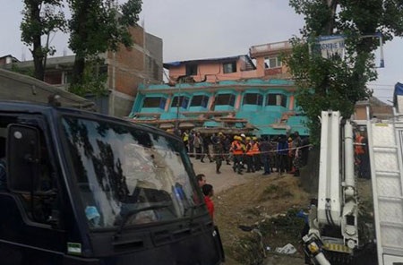 Thư Nepal: Di tản khỏi Kathmandu - 2 Người dân Nepal đi sơ tán
