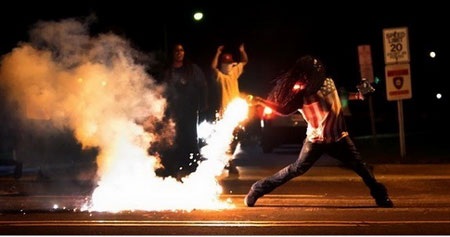 Mỹ: Nổ súng, cướp bóc gần khu vực biểu tình tại Ferguson - 1 Biểu tình phản đối tiếp tục lan rộng tại Mỹ. (Nguồn: