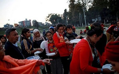 Những “anh hùng thầm lặng” tiếp sức cho nạn nhân động đất Nepal - 3 Người dân Nepal xếp hàng chờ được cung cấp thực phẩm ở thủ đô Kathmandu