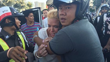 Cảnh sát Thái Lan nổ súng bắt giữ xe nữ du khách Mỹ