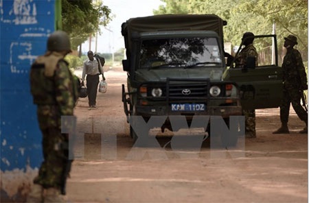 Vì sao bọn khủng bố tấn công trường đại học Kenya? - 1 Lực lượng an ninh Kenya làm nhiệm vụ tại trường đại học Moi ở Garissa. (Nguồn: