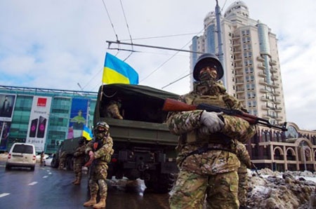 Binh sĩ Ukraine canh gác tại thành phố Odessa
