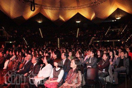 Se lòng với tiếng hát Phú Quang giữa lòng Berlin - 1 Khán giả đến chật kín nhà hát để thưởng thức đêm nhạc