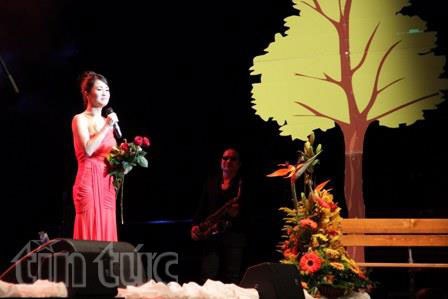 Se lòng với tiếng hát Phú Quang giữa lòng Berlin - 3 Thưởng thức tiếng hát của ca sĩ Hồng Nhung