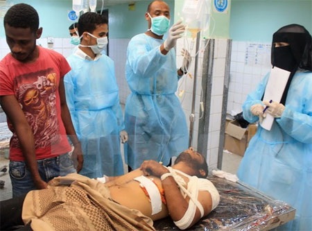 Yemen: Giao tranh ở Aden khiến gần 1.400 người thương vong - 1 Điều trị cho người bị thương trong xung đột ở Aden ngày 2/4 vừa qua. (