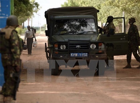 Kenya phát lệnh truy nã thêm 9 đối tượng tình nghi khủng bố - 1 Lực lượng an ninh Kenya làm nhiệm vụ tại trường đại học Moi ở Garissa ngày 3/4. (