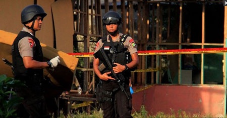 Nổ lớn tại Jakarta, 4 người bị thương - 1 Lực lượng cảnh sát Indonesia phong tỏa hiện trường. (Ảnh: