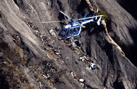 Nhận diện xong 2.800 mảnh thi thể của nạn nhân Germanwings - 1 Máy bay cứu hộ tại khu vực dãy Alps, Pháp nơi xảy ra thảm kịch máy bay hãng Germanwings.