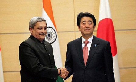 Tạo đối trọng trong khu vực - 1 Bộ trưởng Parrikar và Thủ tướng Abe (Ảnh: AP)