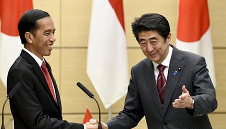 Bắt tay để kiềm chế khiêu khích trên biển Đông - 1 Thủ tướng Nhật Bản Shinzo Abe đón tiếp Tổng thống Indonesia tại Tokyo