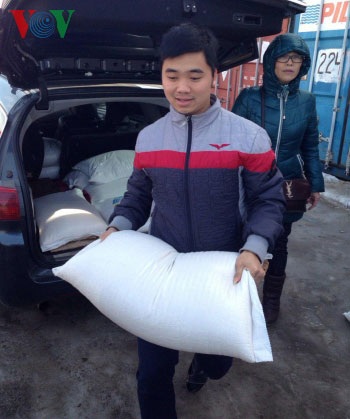 Người Việt tại Nga đùm bọc nhau sau vụ cháy chợ ở Kazan - 4 Một thanh niên tham gia vận chuyển gạo