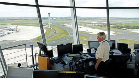 Pháp hủy 40% chuyến bay do nhân viên không lưu đình công - 1 Các nhân viên trạm không lưu tại các sân bay lớn của Pháp sẽ đình công trong 48 giờ