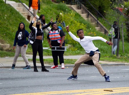 [Photo] Cận cảnh cuộc bạo loạn ở Mỹ làm nhiều cảnh sát bị thương