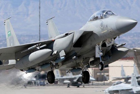 Đục nước béo cò - 1 Ả Rập Saudi sử dụng chiến đấu cơ F-15 mua của hãng Boeing để không kích Yemen. (Ảnh: