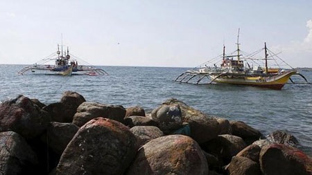 Tàu Trung Quốc thách thức máy bay Philippines - 1 Tàu đánh cá Philippines neo đậu gần thị trấn ven biển Infanta, miền Bắc nước này