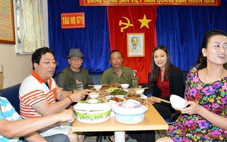Chuyện nhà báo hải ngoại khóc ở Trường Sa - 4 Nhà báo Nguyễn Phương Hùng trên con tàu hải quân HQ 571