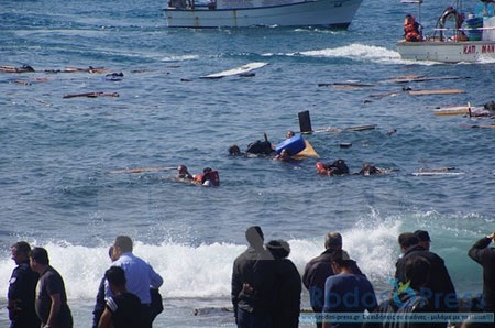 Lại chìm tàu chở người nhập cư, nhiều người mất tích - 1 Lực lượng cứu hộ hỗ trợ người di cư lên đảo Rhodes sau vụ chìm tàu. (Ảnh: