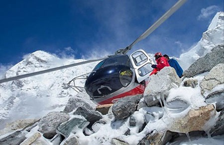 Động đất ở Nepal: Chính quyền và "công dân mạng" cùng ứng cứu - 2 Trực thăng cứu hộ nỗ lực tiếp cận các nhà leo núi còn đang mắc kẹt trên dãy núi Everest. (Nguồn: