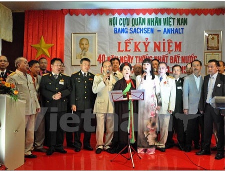 Kiều bào tại nhiều nước kỷ niệm 40 năm ngày thống nhất đất nước - 4 Các cựu chiến binh cùng hát vang những ca khúc cách mạng. (Ảnh: