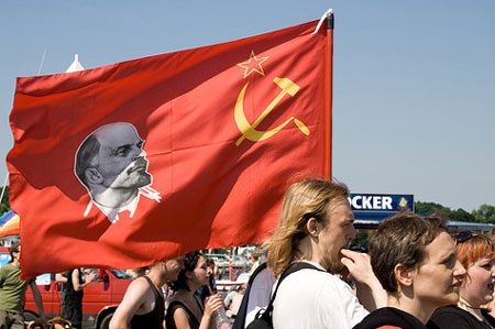 Lenin - Ngọn hải đăng vĩ đại của nhân dân lao động - 2 Một lá quốc kỳ Liên Xô in hình Lenin trong thế kỷ 21