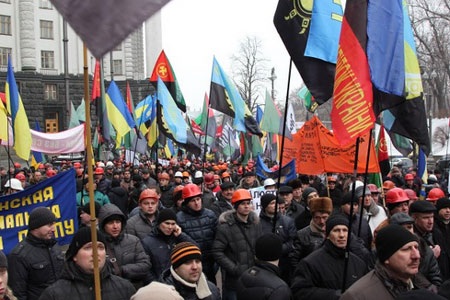 Thợ mỏ Ukraine xông vào văn phòng Tổng thống đòi trả nợ lương - 1 Thợ mỏ biểu tình tại Kiev. (Nguồn: