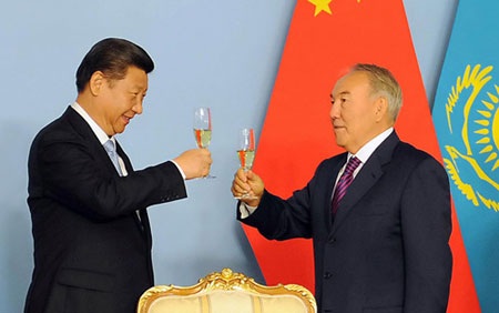 Nga-Trung: Đối mặt hay nhượng bộ? - 1 Chủ tịch Trung Quốc Tập Cận Bình và Tổng thống Kazakhstan Nursultan Nazarbayev. (Ảnh: