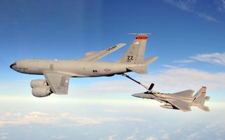Máy bay quân sự Mỹ hạ cánh an toàn sau khi biến mất khỏi radar - 1 Một chiếc Boeing C-135 (trái) đang làm nhiệm vụ tiếp nhiên liệu. (Ảnh