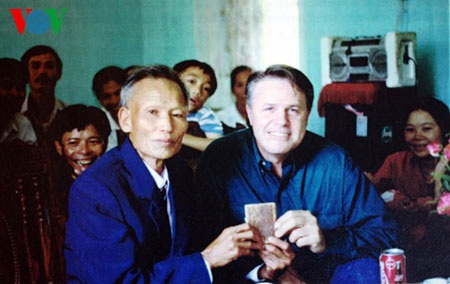 Cuốn nhật ký đã được Paul Reed trao lại cho ông Nghĩa. (Ảnh: