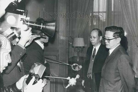 Vị Đại sứ lên truyền hình Pháp bác chuyện "tắm máu" trả thù - 2 Đại sứ Võ Văn Sung trả lời báo chí tại Paris 40 năm trước