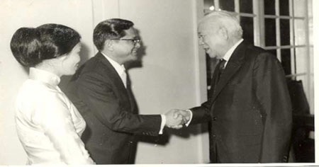 Vị Đại sứ lên truyền hình Pháp bác chuyện "tắm máu" trả thù - 3 Ông Trần Văn Hữu đến thăm Đại sứ quán Việt Nam Dân chủ cộng hòa